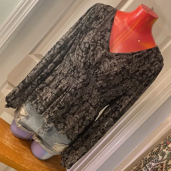 DR2 Long Sleeve V-Neck Peplum Top NWT - Picture 1 of 15